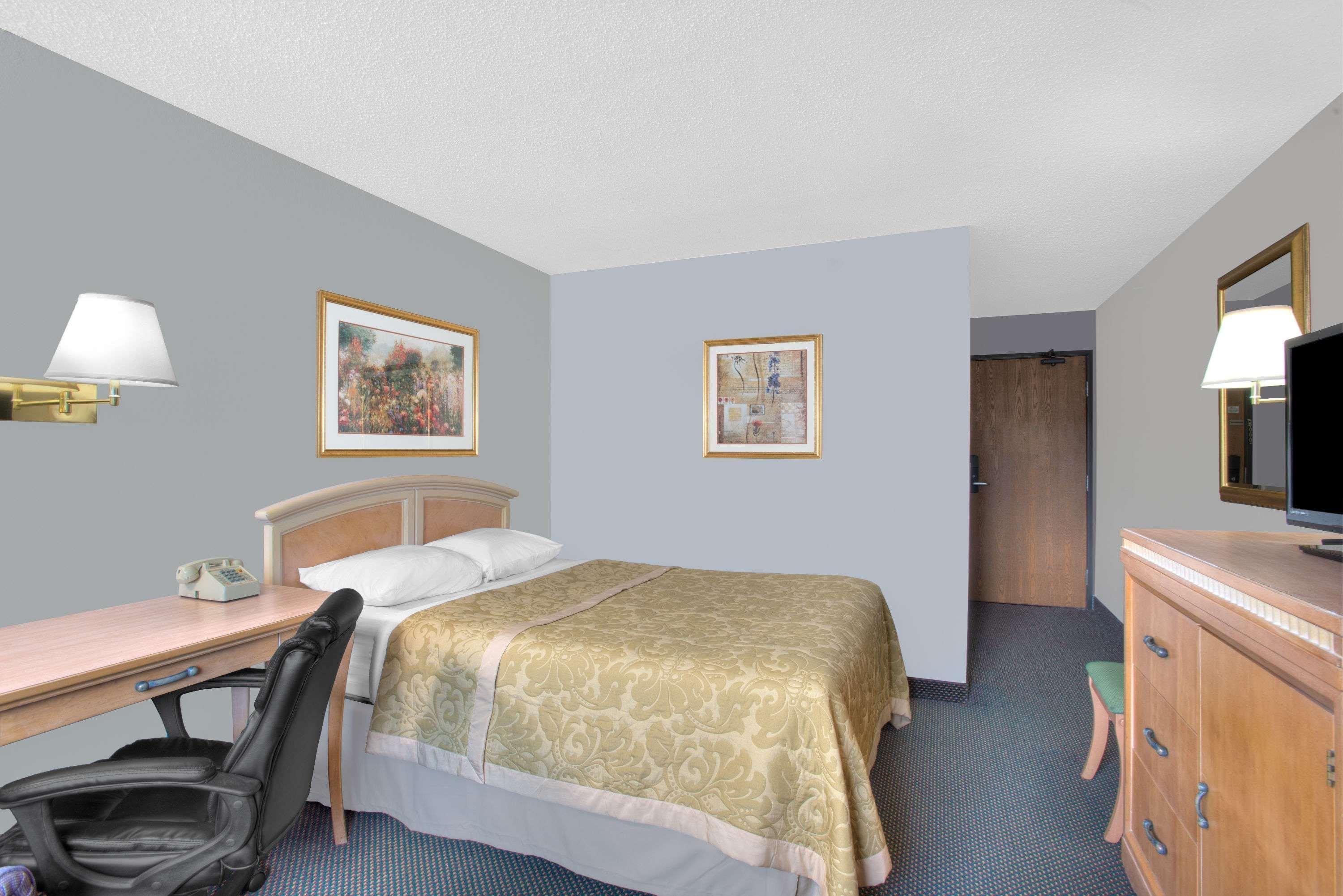 Super 8 By Wyndham Augusta Hotel Exterior foto