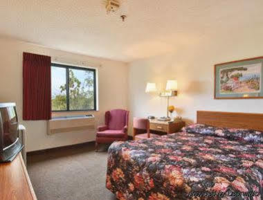 Super 8 By Wyndham Augusta Hotel Exterior foto